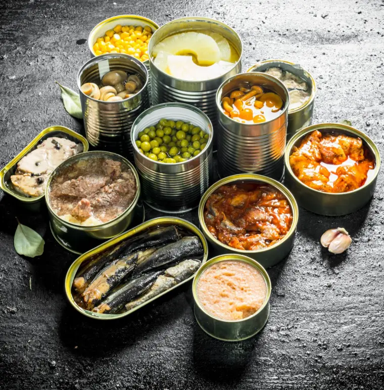 Cibi in scatola assortiti: legumi, pesce e conserve